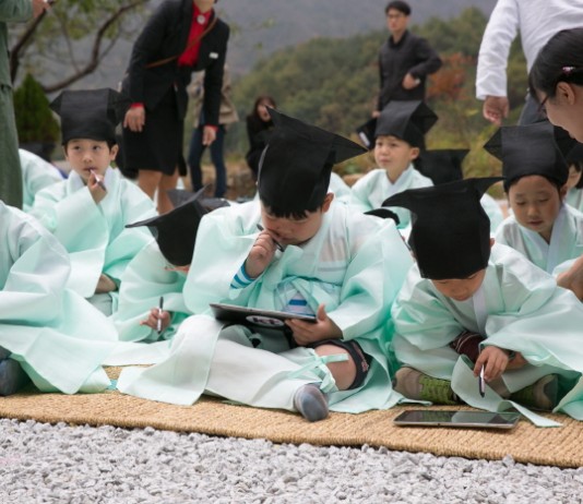 청학동 서당 어린이들 지∙필∙묵 대신 태블릿 PC로 과거시험