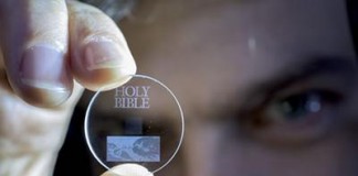 동전크기 유리에 360TB 정보 저장…최대 138억 년 까지