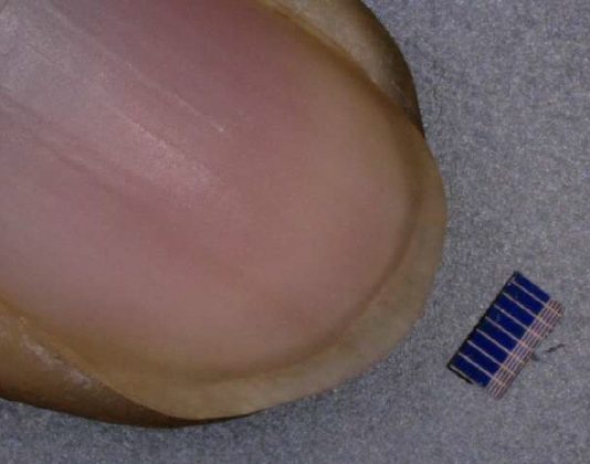 옷에서 스마트폰 충전…벼룩 크기 태양전지 원단 개발