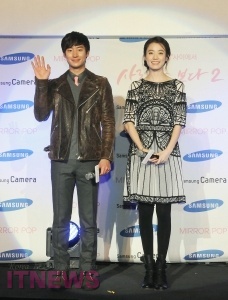 미러팝 핑크 런칭 인터무비 '사랑을 보다2'의 두 주연 배우 한효주와 이제훈이 미러팝 컬처 콘서트에 참여하여 팬들을 향해 인사 하고 있다.