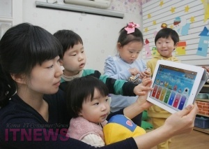 한 유아가 &lsquo;뽀로로 동요놀이&rsquo;를 이용해 동요를 따라 부르고, 연주하는 모습.